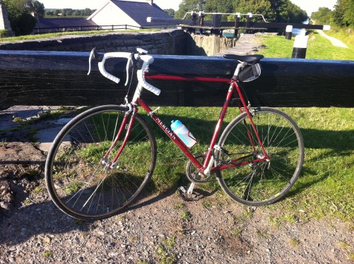 Dearg Doom leaning against Omer's Lock. Two bits of engineering history, side by side!